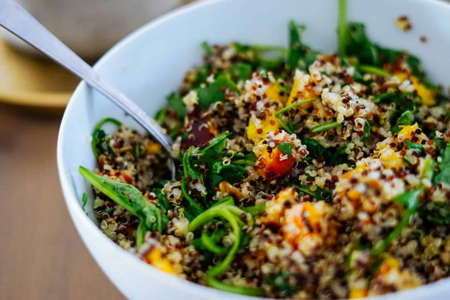 Quinoa-Salat mit Rucola und Pfirsich - Immunfood - Laura Burau