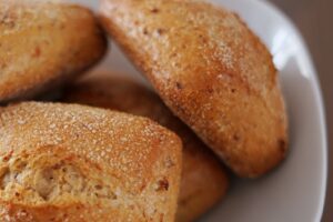 Frisch gebackene Brötchen auf einem weißen Teller